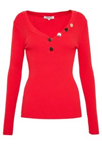 Haut rouge à manches longues côtelé avec un col en V et trois boutons ronds métalliques le long de la patte de boutonnage, coupe cintrée et texture douce.