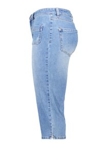 Jeans capri en denim bleu clair au design ajusté, dotés de poches arrière et d'une texture lisse. L'ourlet est légèrement retroussé en bas.