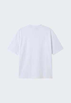 Maglietta bianca semplice a maniche corte con scollo a girocollo, vista da dietro su uno sfondo grigio chiaro.