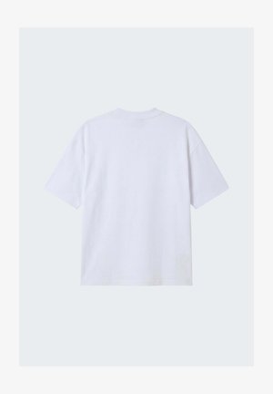 Maglietta bianca semplice a maniche corte con scollo a girocollo, vista da dietro su uno sfondo grigio chiaro.