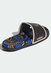 Sandale noire à glissière avec une tige texturée, ornée de motifs graphiques colorés sur un fond bleu et d'une semelle en caoutchouc. Logo Adidas affiché.