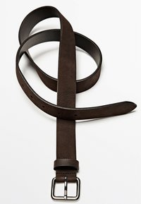 Ceinture en cuir marron avec une texture lisse, boucle rectangulaire en argent et plusieurs trous pour le réglage, posée en position bouclée.