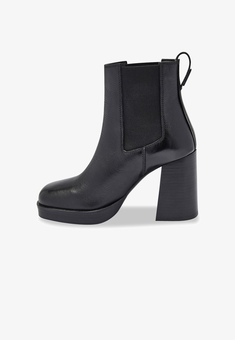 Botín de cuero negro hasta el tobillo con paneles laterales elásticos, punta redondeada y un tacón grueso y alto. Presenta un acabado texturizado y una lengüeta en la parte posterior.