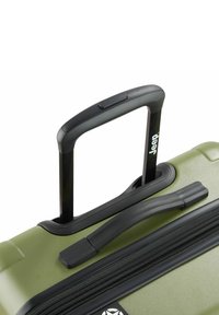 Valigia rigida con ruote di colore verde oliva, dotata di manico retrattile nero e zip. Presenta il logo del marchio e una superficie testurizzata.