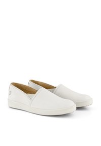 Chaussures blanches sans lacets en cuir souple, présentant une texture lisse, des accents élastiques sur les côtés et un logo discret sur le talon.