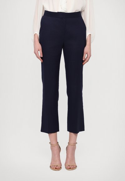 Marineblauwe op maat gemaakte broeken met een hoge taille en cropped, rechte pijpen. Gemaakt van een soepele stof, zonder zichtbare patronen of versieringen.