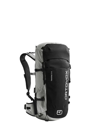Schwarzer und grauer Ortovox Traverse 28 S Rucksack mit einem schlanken Design, netzgepolsterten Trägern, mehreren Fächern und reflektierenden Akzenten.