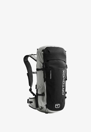 Schwarzer und grauer Ortovox Traverse 28 S Rucksack mit einem schlanken Design, netzgepolsterten Trägern, mehreren Fächern und reflektierenden Akzenten.
