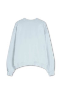Helles blaues, kurzes Sweatshirt mit langen Ärmeln, geripptem Kragen und Bündchen sowie weicher Textur. Keine sichtbaren Logos oder Muster.