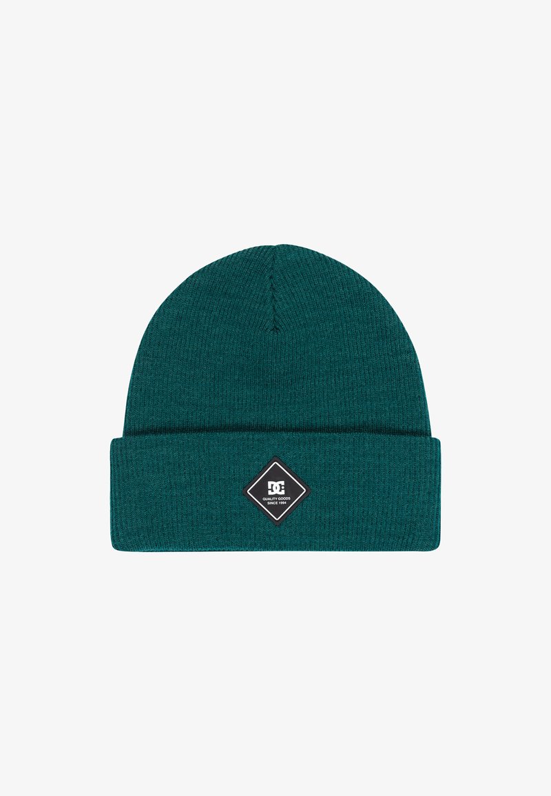 Teal gebreide beanie gemaakt van zacht materiaal. Heeft een omgevouwen manchet en een zwart diamantlogo patch met witte tekst, met een hoogte van ongeveer 24 cm.