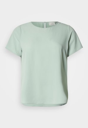 Bluză cu mâneci scurte, de culoare verde mentă deschis, realizată dintr-un material fin. Are un decolteu rotund și o mică deschizătură tip cheie în spate. Design simplu.