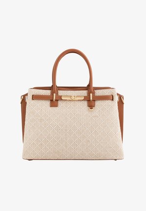 Beige draagtas met textuur, voorzien van bruine leren handvatten, afwerking en een goudkleurige draaivergrendeling aan de voorkant.