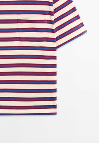 Lyhythihainen kerma t-paita, jossa on vaakasuorat punaiset ja siniset raidat sekä pieni rintatasku vasemmalla puolella.