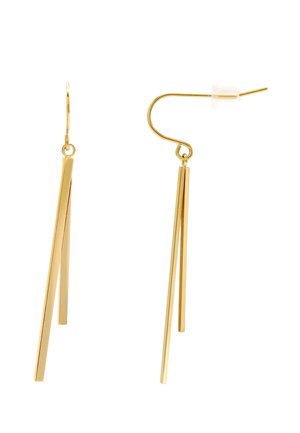 Set gouden oorbellen met twee dunne, langgerekte staafjes die aan gebogen haken hangen, de ene oorbel toont de voorkant en de andere de zijkant.