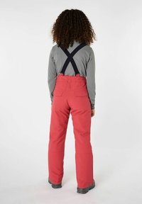 Pantalones de nieve rojos con tirantes ajustables negros, que cuentan con una cinturilla plana, dos bolsillos traseros y un diseño de pierna recta.