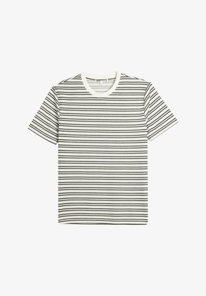 T-shirt a righe bianche e nere con maniche corte, scollatura rotonda a costine e una texture di tessuto liscia. Righe orizzontali equidistanti.