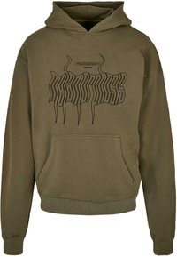 Felpa verde oliva realizzata in misto cotone. Presenta una tasca frontale, polsini e orlo a coste, e un design di testo stilizzato nero sulla parte anteriore.