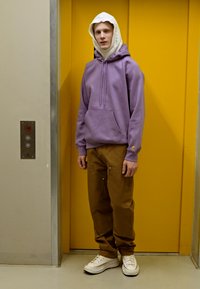 Carhartt WIP HOODED CHASE - Jersey con capucha - violanda/gold
