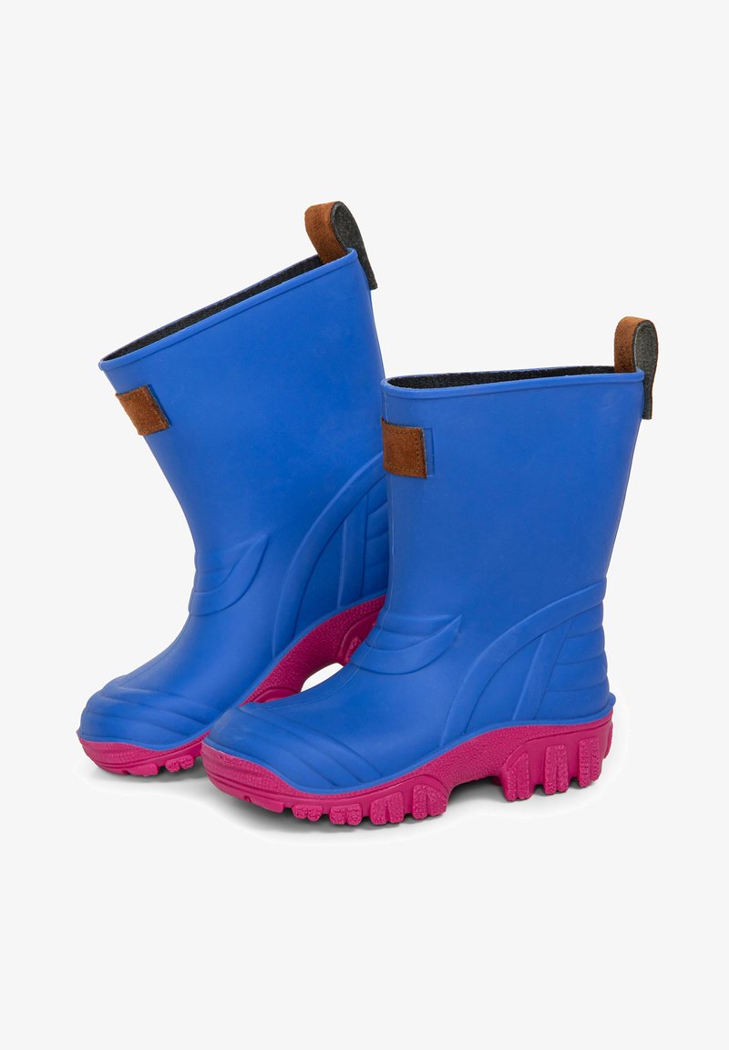 Botas de goma azules con suelas rosas, con un dibujo de textura y pestañas de acento marrón. Diseño de baja altura con superficie lisa y puntas redondeadas.