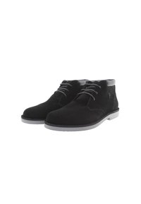 Par de botines negros de ante con cordones, suelas grises, cuello ligeramente acolchado y un logo sutil en el lado.