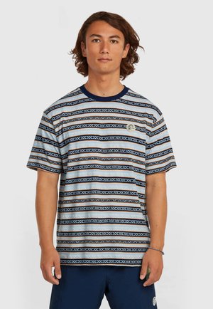 Tričko s krátkym rukávom v svetlomodrej farbe s horizontálnymi pruhmi v námorníckej modrej, hnedej a bielej farbe. Má okrúhly výstrih a nášivku s logom na hrudi.