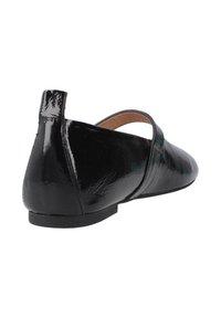 Scarpa flats in vernice nera con punta affusolata e tacco basso. Presentano una sottile cinghia sul collo del piede e una superficie liscia.