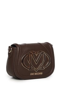 Borsa a spalla in pelle marrone con finitura opaca, dotata di un emblema logo in tono oro e di una tracolla rimovibile.