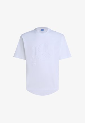 Bijela majica s okruglim izrezom i kratkim rukavima. Ima istaknut dizajn loga sprijeda. Glatka pamučna tkanina s zakrivljenim donjim rubom.