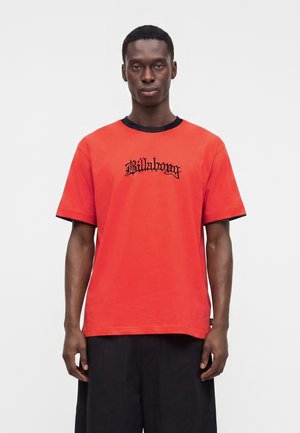 Billabong, IMMORTAL TIPPER UNISEX - Μπλουζάκι με στάμπα - deep red