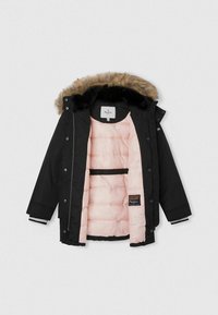 Černá vnější bunda s kapucí z umělé kožešiny, růžovou prošívanou podšívkou a černým vnitřním popruhem. Obsahuje knoflíky a pruhované manžety.