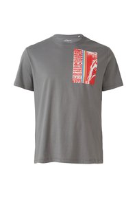 Graues Baumwoll-T-Shirt mit kurzen Ärmeln und einem roten grafischen Taschenmuster, das Text und ein Hai-Bild auf der linken Seite zeigt.