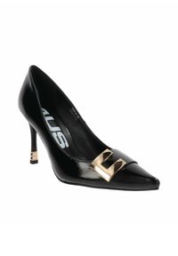 Zapato de tacón alto de charol negro con punta afilada, decorado en la parte frontal con una hebilla dorada y un tacón delgado con acentos dorados.