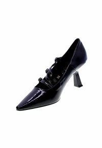 Scarpa nera in vernice con tacco alto e punta affusolata, con dettagli a strappo e un design unico del tacco quadrato. Texture liscia.