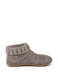 Pantofole in feltro con bordo a coste, di colore grigio-marrone, punta rotonda e suola piatta beige; superficie testurizzata con dettagli a motivo a maglia.