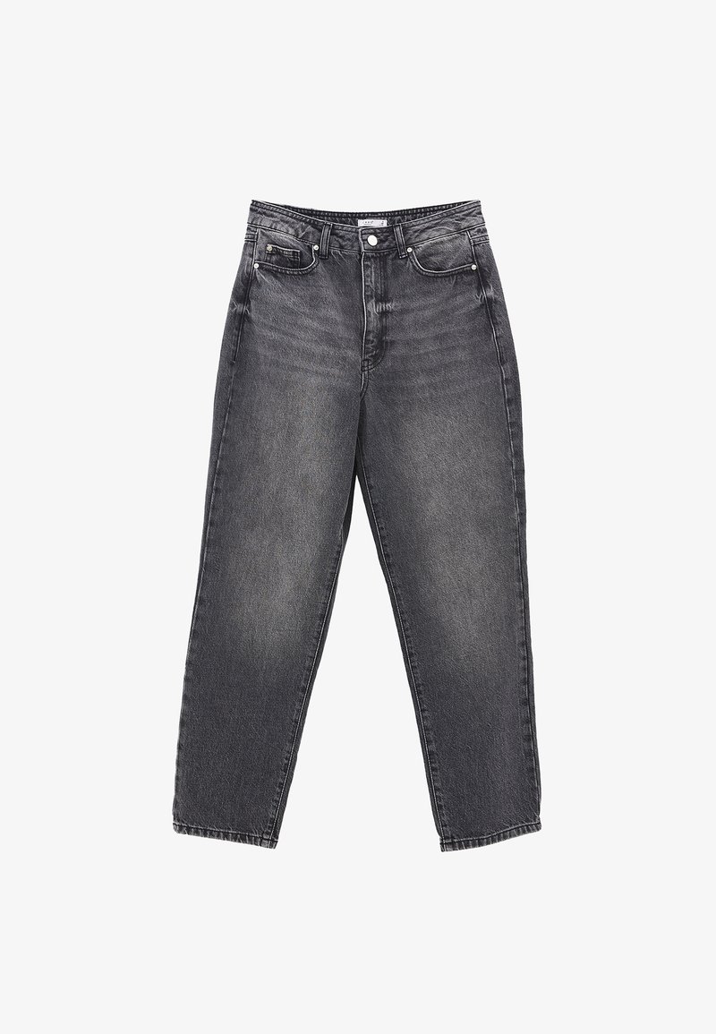 Jeans de mezclilla negra con corte holgado, diseño de cinco bolsillos, acabado desgastado y costuras en contraste. Cierre frontal con botón y trabillas para el cinturón.
