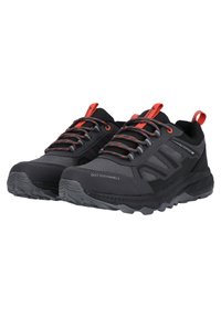 Schwarze Außenschuhe mit einer robusten Sohle, wasserdichtem Material, grauen und roten Akzenten sowie einem Schnürsystem, das einen gepolsterten Kragen und eine Zunge aufweist.