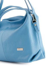 Blauwe leren tote bag met een gegoten oppervlak, voorzien van korte handvatten en zilveren hardware. Logo plaatje nabij de onderkant.