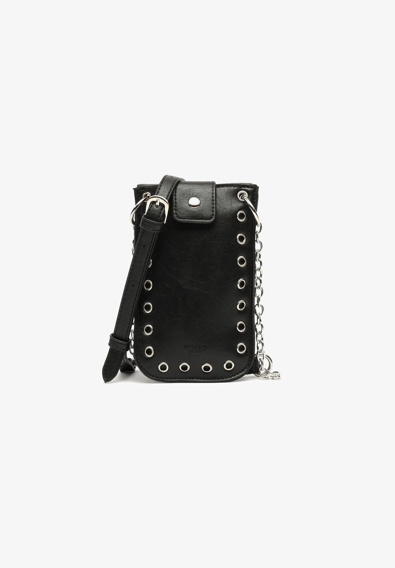 Czarna torebka crossbody z ekoskóry z metalowymi oczkami, zapięciem na zatrzask i odczepianym łańcuchem. Okrągłe dno i gładka tekstura.