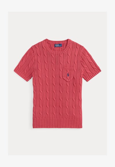 Sweter z krótkim rękawem w kolorze koralowym z wzorem warkocza, okrągłym dekoltem i małą kieszonką na lewej piersi z logo.