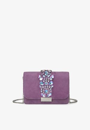 Bolso de ante violeta con una correa de cadena, decorado con embellishments de piedras preciosas moradas e iridiscentes en la parte frontal, que presenta una placa de logotipo metálico.