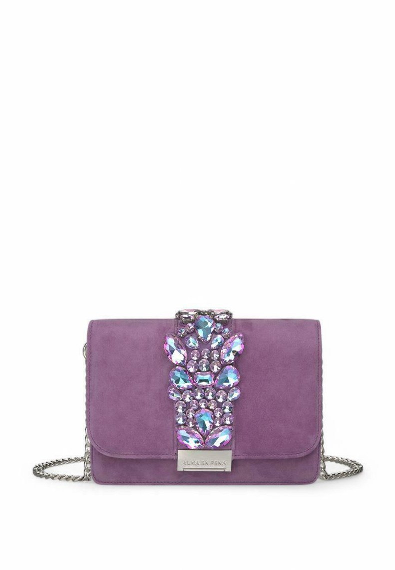 Bolso de ante violeta con una correa de cadena, decorado con embellishments de piedras preciosas moradas e iridiscentes en la parte frontal, que presenta una placa de logotipo metálico.