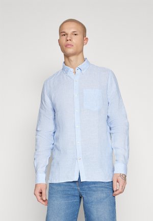 Camisa de botón azul claro con finas rayas blancas, un bolsillo en el pecho y un collar puntiagudo. La tela parece texturizada y transpirable.
