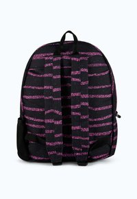 Musta kangaskassi, jossa on vaakasuorat vaaleanpunaiset kimallusrivit, säädettävät hihnat, ylhäällä oleva kahva ja sivuosa, jossa on verkotasku.