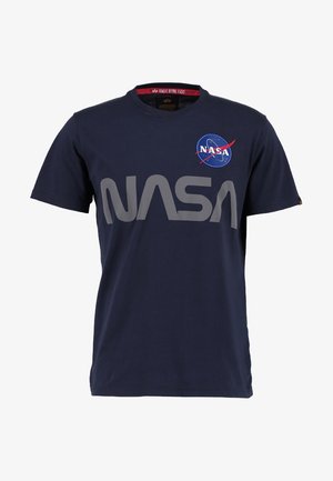 Navy-Blaue Baumwoll-T-Shirt mit einem großen grauen "NASA"-Logo und einem runden NASA-Wappen in Rot und Blau auf der linken Brust. Kurze Ärmel.
