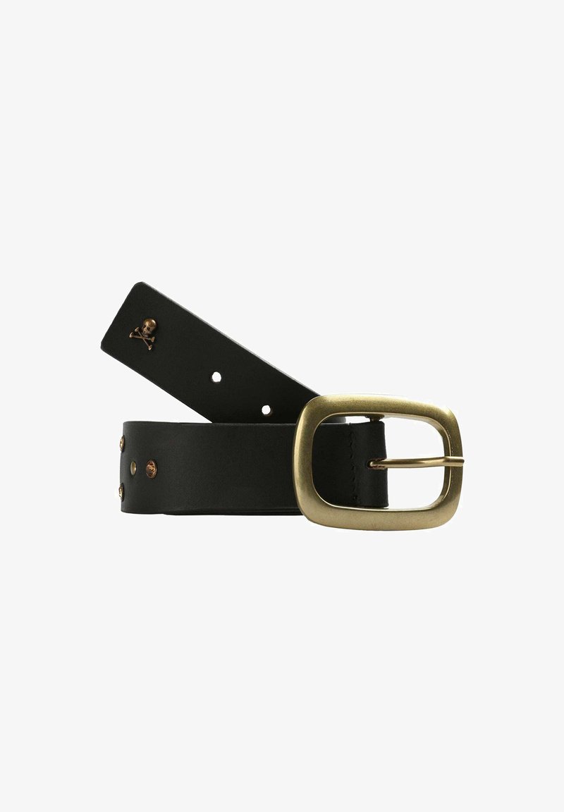 Ceinture en cuir noir avec une boucle rectangulaire en laiton, des accents cloutés et un détail crâne et os croisés sur la sangle.