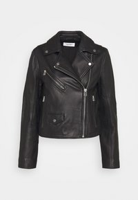 Černá kožená motorkářská bunda se stříbrnými zipy, asymetrickým předním zipem, dvěma zipovými kapsami a kapsou s klopou na knoflíky. Texturovaný povrch a výstřih s výkrojem.