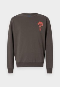 Brun bomulls sweatshirt med långa ärmar, ribbade muddar och nederkant, med en röd träddesign på bröstet. Slät textur, rund halsringning.