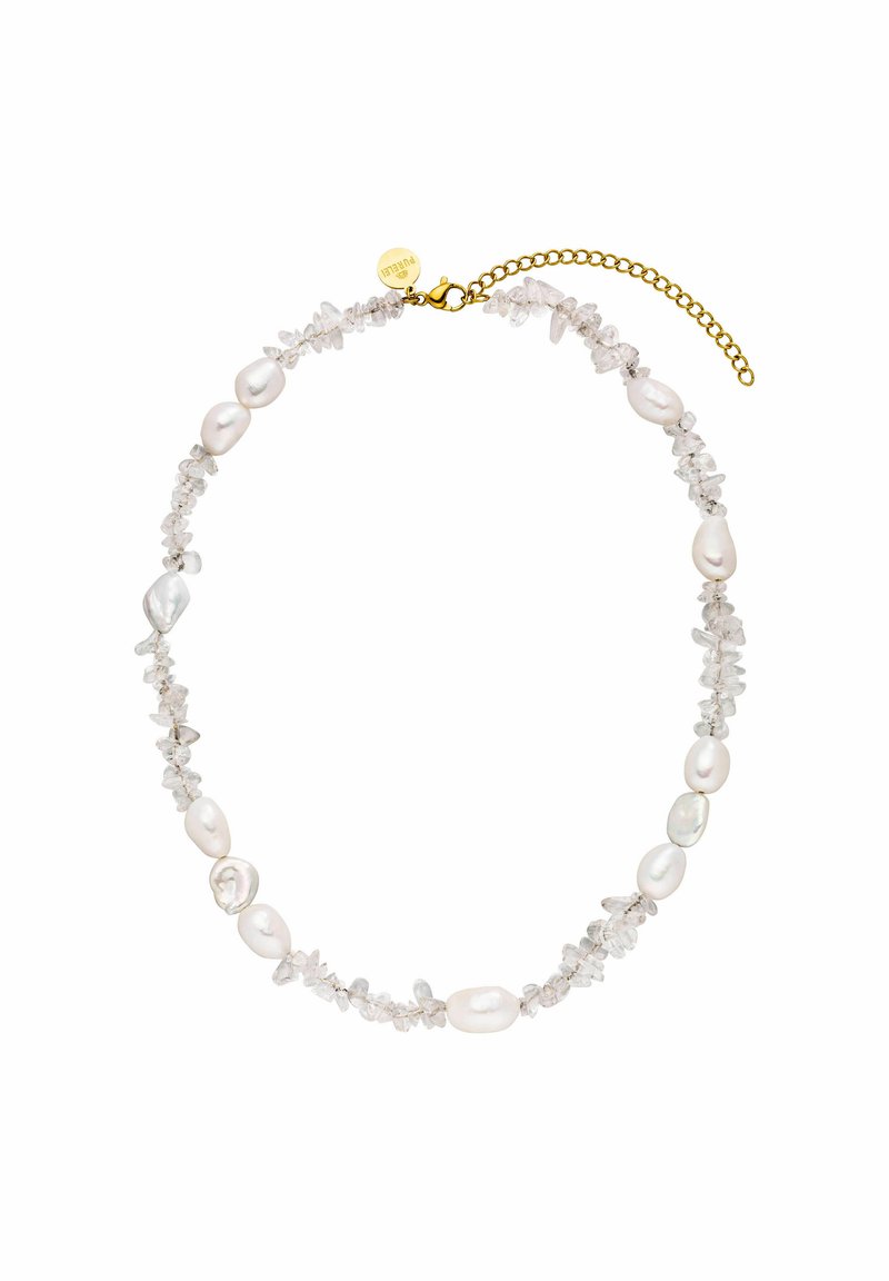 Perlenkette mit weißen Perlen und klaren Kristallchips, akzentuiert durch einen goldenen Kettenverschluss und eine Verlängerung. Glatte und unregelmäßige Texturen.