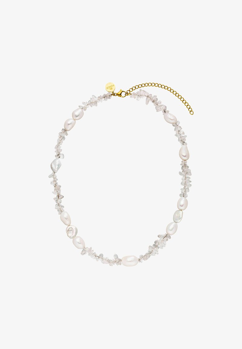 Perlenkette mit weißen Perlen und klaren Kristallchips, akzentuiert durch einen goldenen Kettenverschluss und eine Verlängerung. Glatte und unregelmäßige Texturen.