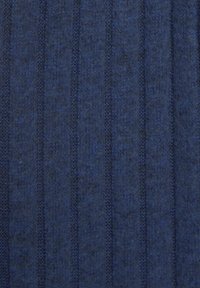 Getextureerde stof in donker marineblauw, met verticale ribbelpatronen die een zachte, geweven uitstraling hebben en subtiele schimmingsvariaties vertonen.